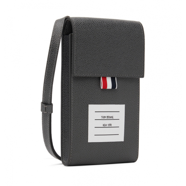 [톰브라운] MAC140A 00198 025 크로스바디 라벨 레더 폰 홀더 다크그레이 폰 홀더